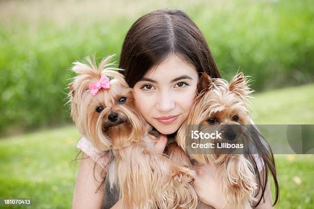 Foto de Adolescente Menina Abraçando O Yorkshire Terrier Cachorros e mais fotos de stock de Terrier Yorkshire