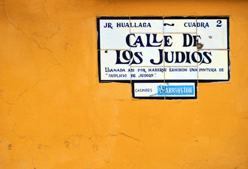 Lima, Peru: sign at the Street of the Jews - Calle de los Judios - Jirón Huallaga - Pizzaro's grid for the historical center - Damero de Pizarro en el centro histórico de Lima - photo by M.Torres