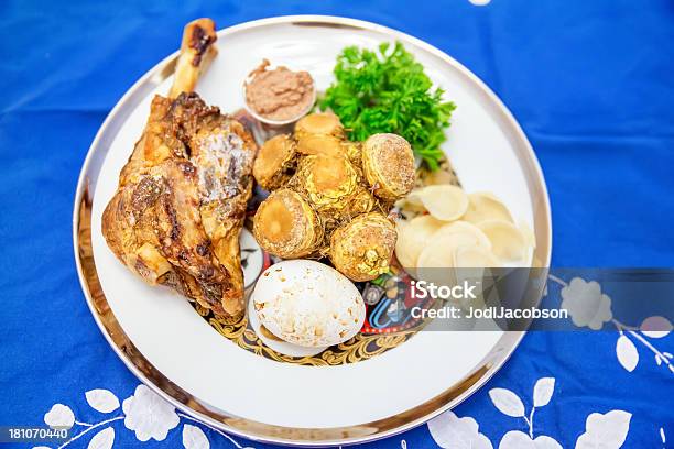 Traditionelle Pessach Seder Tisch Stockfoto und mehr Bilder von Sederteller - Sederteller, Apfel, Blau