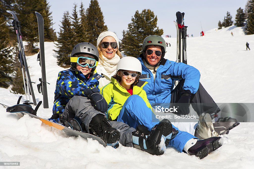 Esquí familia feliz al aire libre - Foto de stock de Abrazar libre de derechos