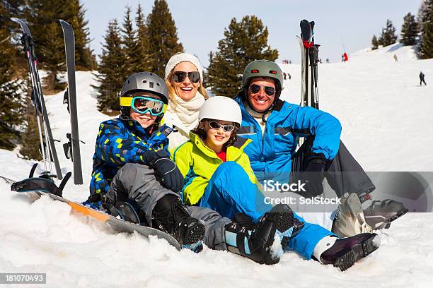 행복함 부품군 스키타기 야외 가족에 대한 스톡 사진 및 기타 이미지 - 가족, 겨울, 경관