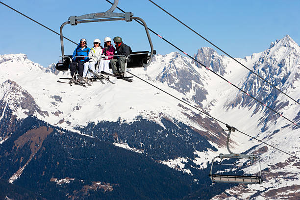 skilift mit freunden - apres ski friendship skiing enjoyment stock-fotos und bilder