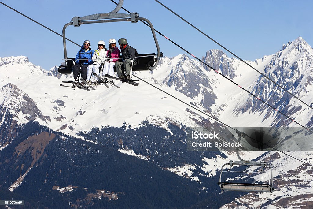 Telesilla con amigos - Foto de stock de Actividad después de esquiar libre de derechos