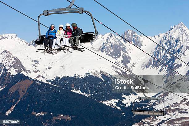 Telesilla Con Amigos Foto de stock y más banco de imágenes de Actividad después de esquiar - Actividad después de esquiar, Accesorio de cabeza, Adulto