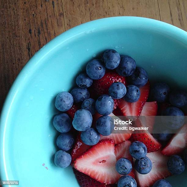 Mirtilli Freschi E Fragole In Ciotola Blu Sul Legno - Fotografie stock e altre immagini di Acido ascorbico