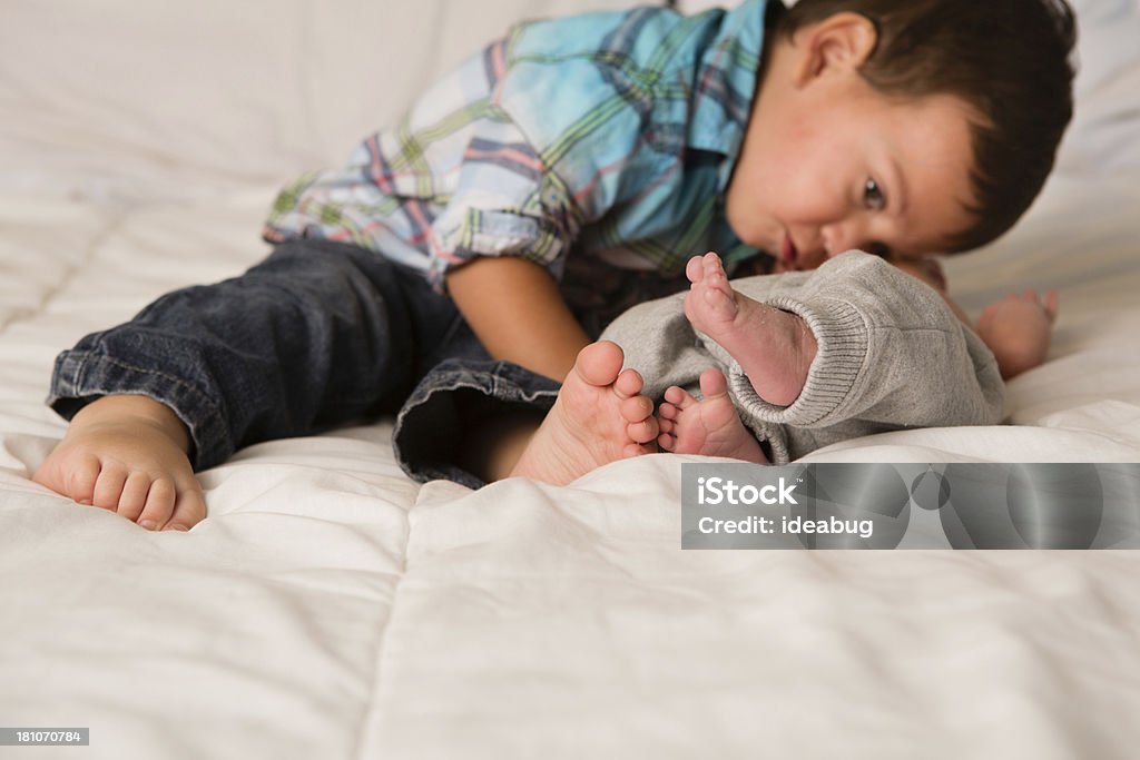 Kleinkinder – Jungen umarmen sein Neugeborenes Bruder - Lizenzfrei Kleinstkind Stock-Foto