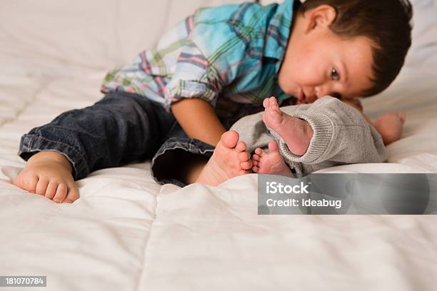 Kleinkinder Jungen Umarmen Sein Neugeborenes Bruder Stockfoto und mehr Bilder von Kleinstkind