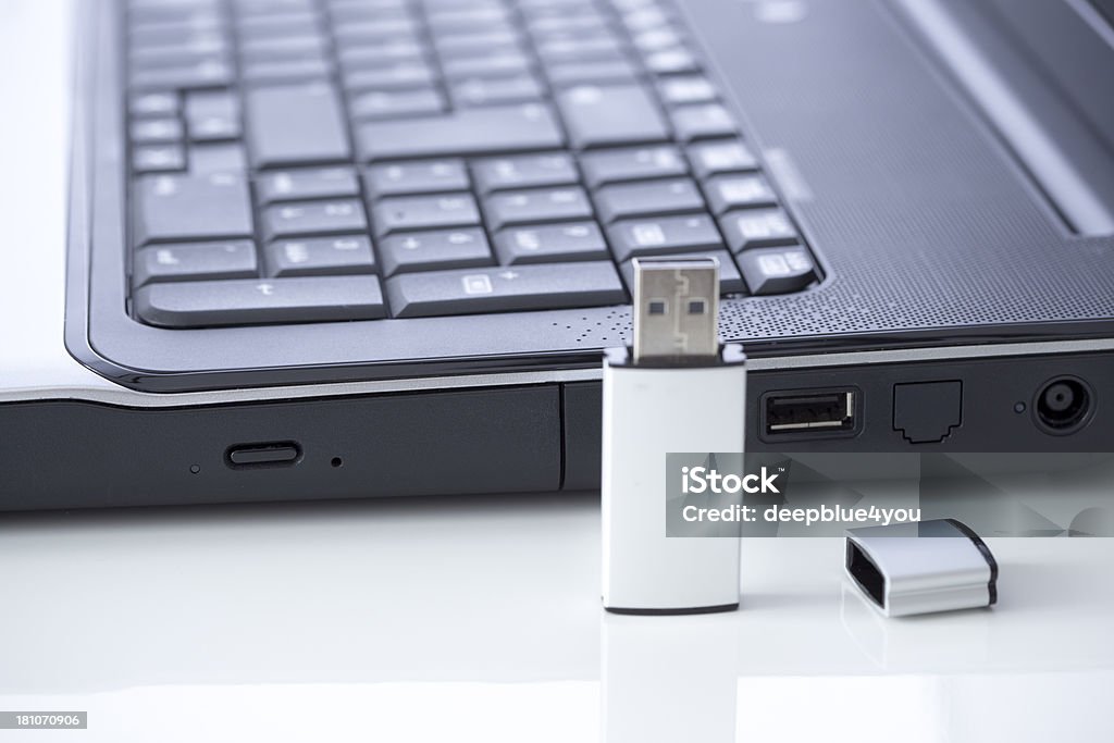 De memoria usb y computadora portátil - Foto de stock de Abstracto libre de derechos