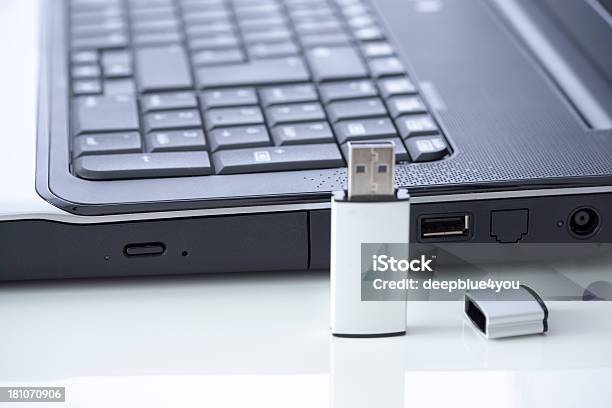 Usb スティックノートパソコン - USBケーブルのストックフォトや画像を多数ご用意 - USBケーブル, USBスティック, つながり