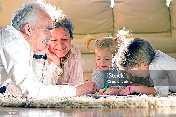 Avós Jogando Com Sua Granddauthers - Fotografias de stock e mais imagens de 2-3 Anos - 2-3 Anos, 4-5 Anos, 60-69 Anos