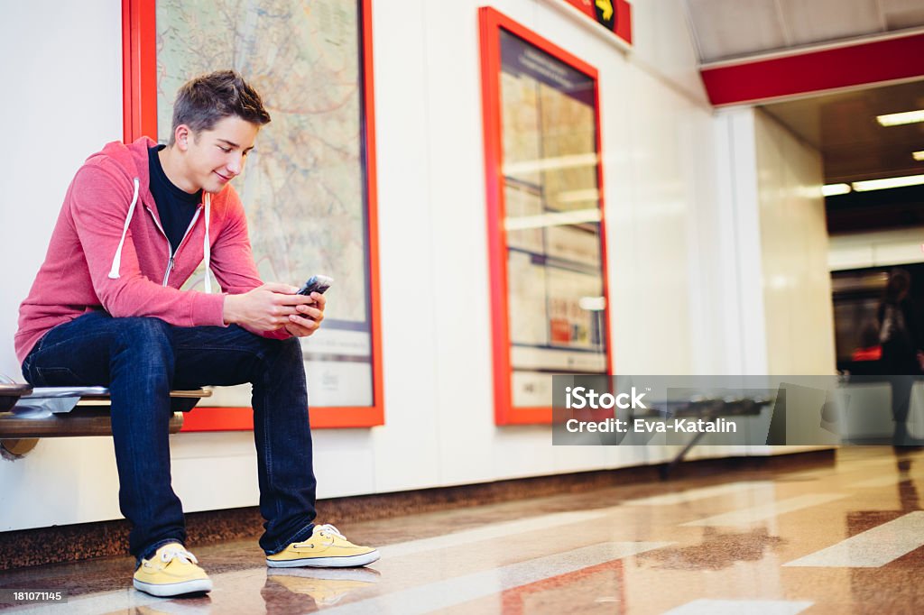 Ragazzo adolescente in città - Foto stock royalty-free di 16-17 anni