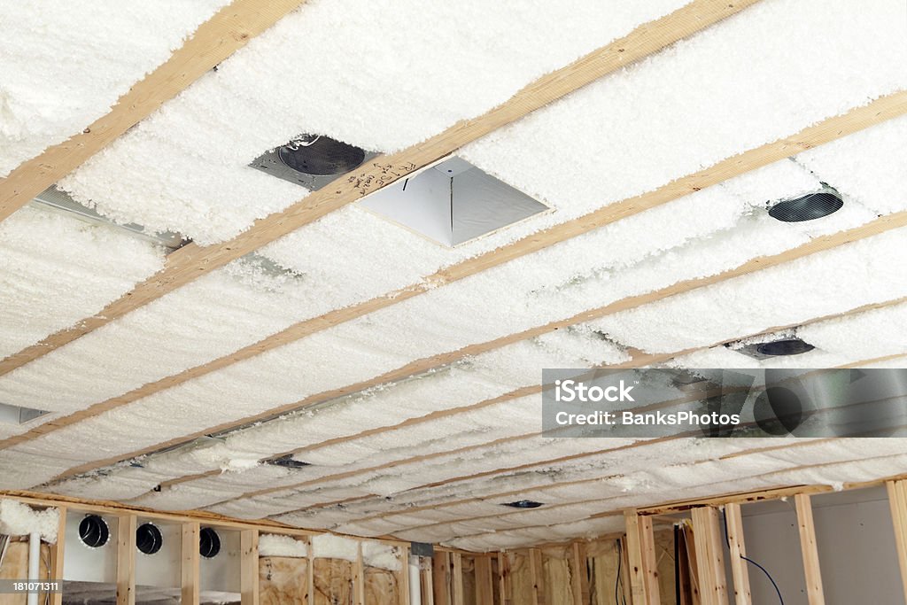 Soffiato isolamento installato tra House piano Joists - Foto stock royalty-free di Insonorizzato