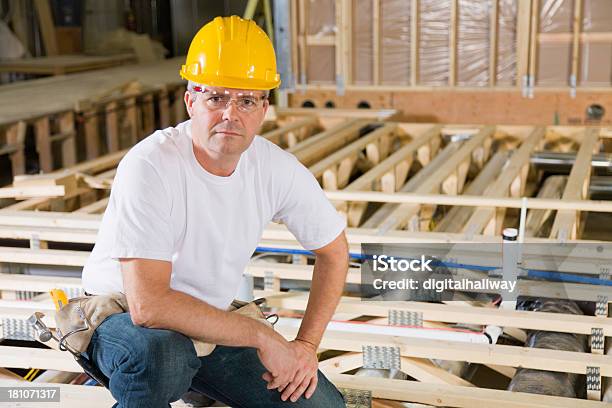 Carpenter Foto de stock y más banco de imágenes de Accesorio de cabeza - Accesorio de cabeza, Actividad física, Actividad móvil general