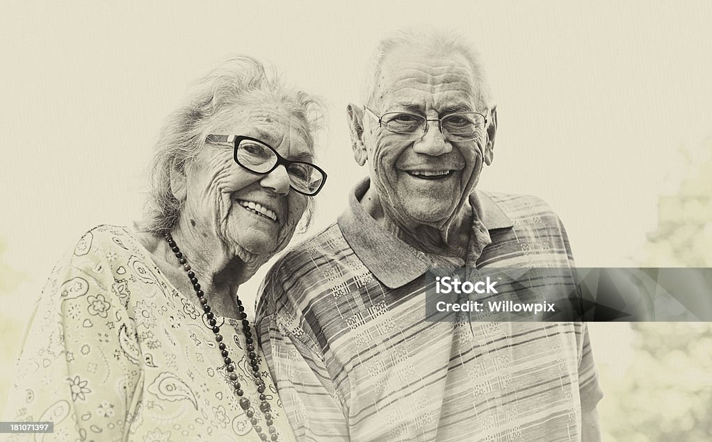 Anticuario Senior pareja sonriendo al aire libre - Foto de stock de 80-89 años libre de derechos
