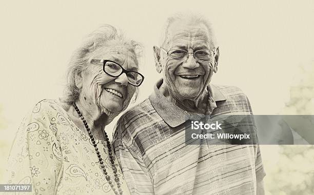 Anticuario Senior Pareja Sonriendo Al Aire Libre Foto de stock y más banco de imágenes de 80-89 años - 80-89 años, Adulto, Aire libre