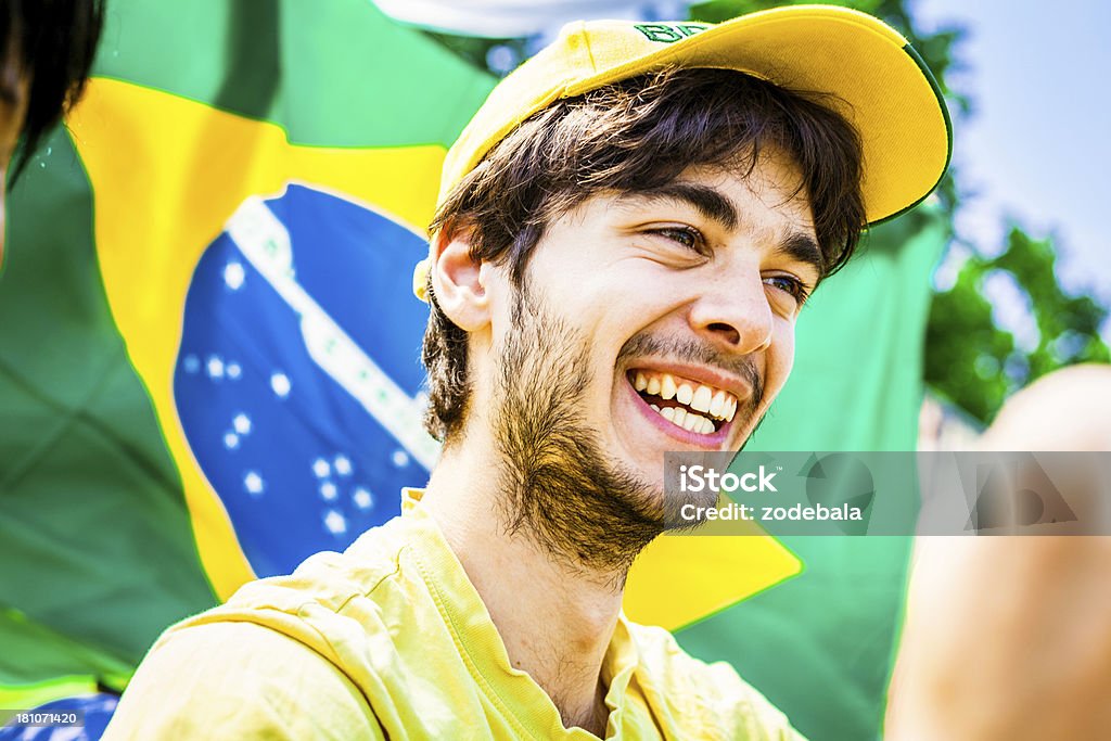 Sonriendo feliz ventilador equipo de fútbol de Brasil - Foto de stock de 20 a 29 años libre de derechos