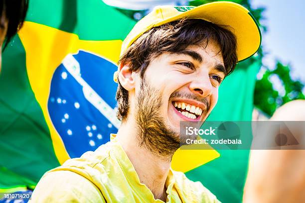 Sonriendo Feliz Ventilador Equipo De Fútbol De Brasil Foto de stock y más banco de imágenes de 20 a 29 años