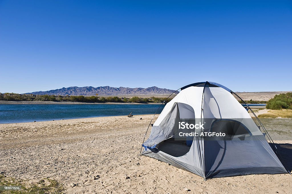 Carpa en Campground cerca de borde del agua - Foto de stock de Actividades recreativas libre de derechos