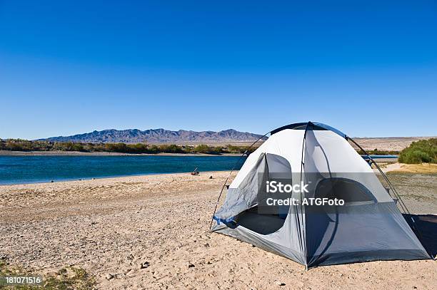 Tenda In Campeggio Vicino Allacqua Edge - Fotografie stock e altre immagini di Acqua - Acqua, Ambientazione esterna, Attività ricreativa