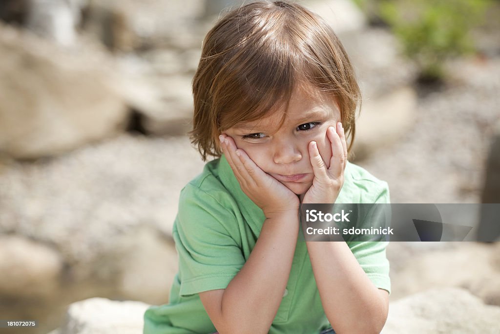 Traurige Junge im Freien - Lizenzfrei 2-3 Jahre Stock-Foto