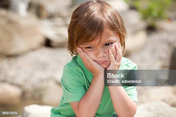 Triste Jovem Rapaz Ao Ar Livre - Fotografias de stock e mais imagens de 2-3 Anos - 2-3 Anos, Ao Ar Livre, Beicinho