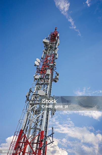 Foto de Estação De Telefonia Celular e mais fotos de stock de Alto - Descrição Geral - Alto - Descrição Geral, Antena parabólica, Azul