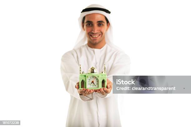 Happy Arabische Mann Hält Kleinemoschee Stockfoto und mehr Bilder von Arabeske - Arabeske, Arabien, Arabische Halbinsel