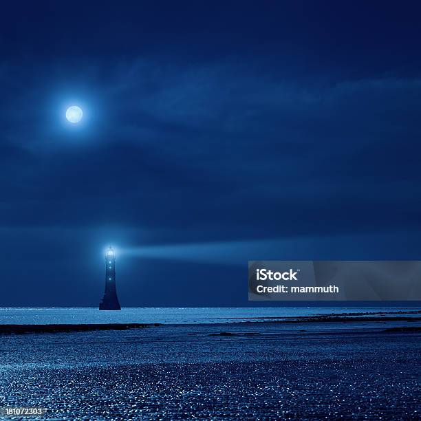 Faro Di Notte - Fotografie stock e altre immagini di Faro - Faro, Notte, Luna