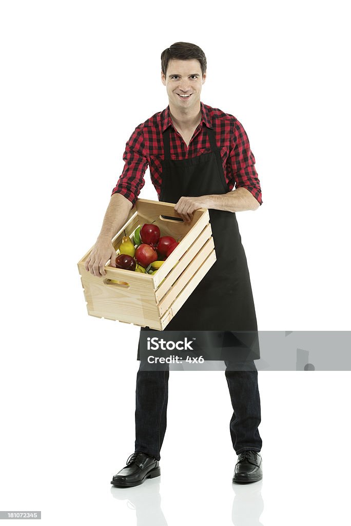 Hombre transporte de una jaula de frutas - Foto de stock de Cajón para embalar libre de derechos