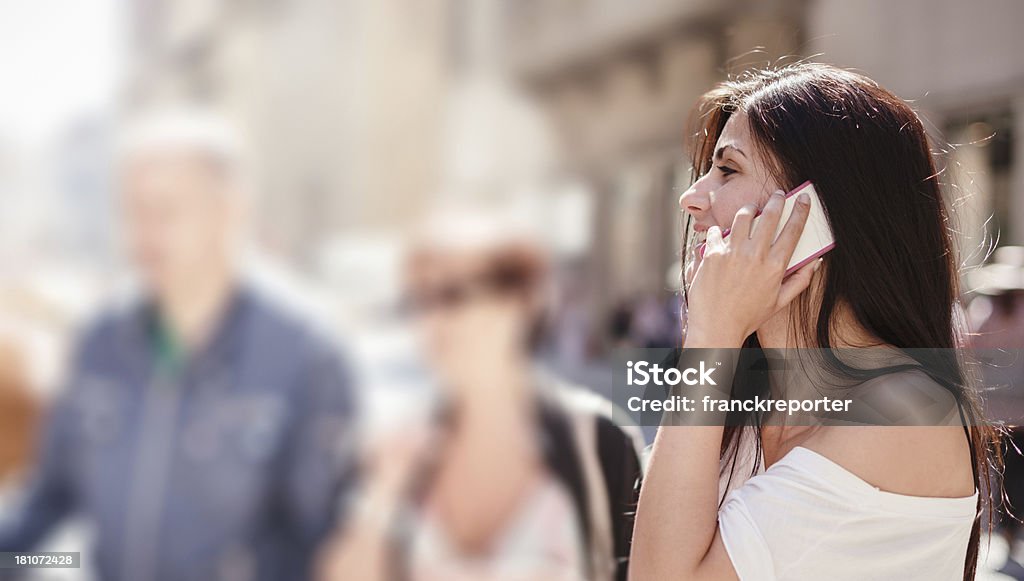 Mulher chamando no street - Foto de stock de 20 Anos royalty-free