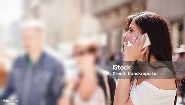 Foto de Mulher Chamando No Street e mais fotos de stock de 20 Anos - 20 Anos, 20-24 Anos, Adolescente