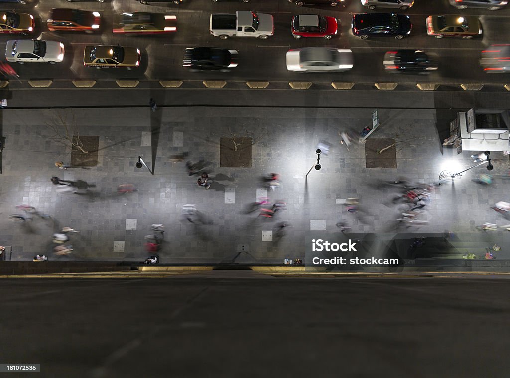 Street de noche de tráfico Scenewith y peatones, Ciudad de México - Foto de stock de Acera libre de derechos