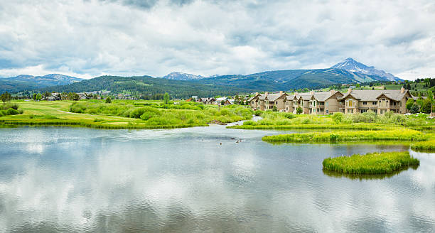 big sky montana panorama - montana summer usa color image stock-fotos und bilder