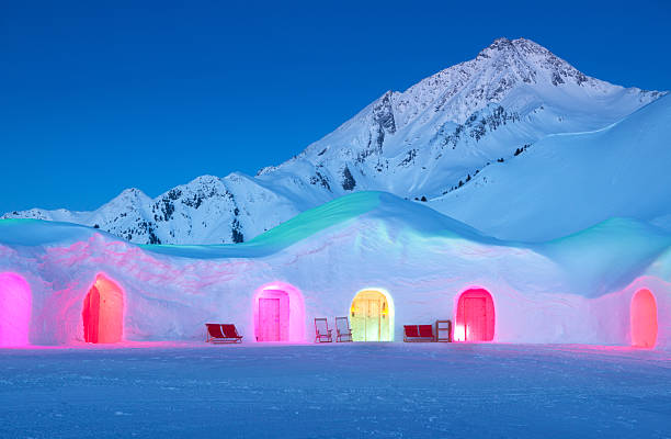 igloos iluminado por la noche - many glacier hotel fotografías e imágenes de stock