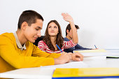 teen-student-anhebung-hand-im-klassenzim