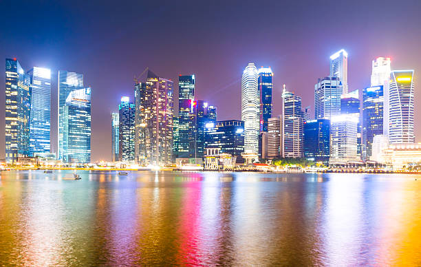 vista panorámica del paisaje urbano de singapur - merlion singapore marina bay lighting equipment fotografías e imágenes de stock