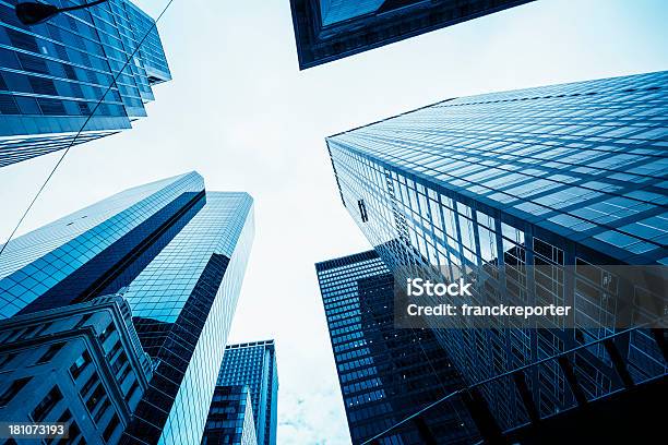 Wolkenkratzer In Manhattan Stockfoto und mehr Bilder von Architektur - Architektur, Aufnahme von unten, Außenaufnahme von Gebäuden