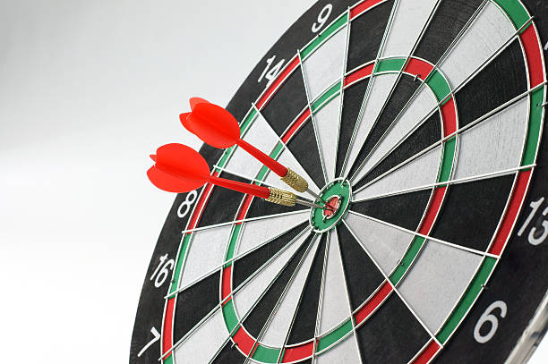 doble bull's eye - dartboard darts scoreboard leisure games fotografías e imágenes de stock