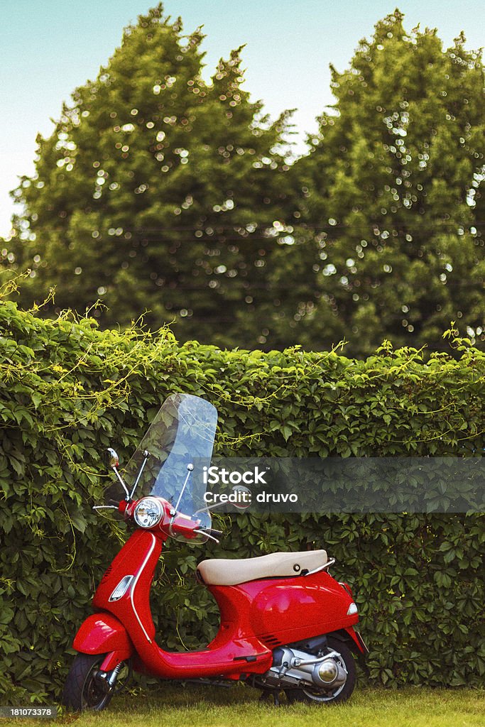 scooter rosso - Foto stock royalty-free di Motorino