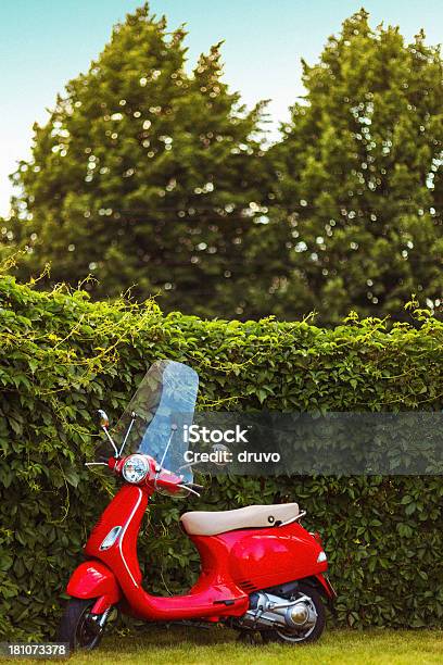 Scooter Rosso - Fotografie stock e altre immagini di Motorino - Motorino, Ciclomotore, Cespuglio