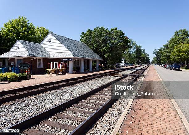 Titel Und Depot Stockfoto und mehr Bilder von Bahngleis - Bahngleis, Fotografie, Horizontal