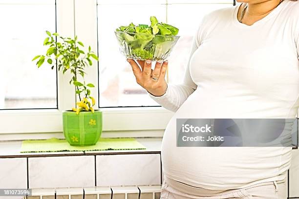 Pensativa Mulher Grávida Com Salada - Fotografias de stock e mais imagens de 25-29 Anos - 25-29 Anos, Adulto, Alimentação Saudável