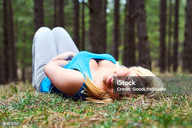 リラックスした雰囲気 - 森林のストックフォトや画像を多数ご用意 - 森林, 横たわる, 若い女性