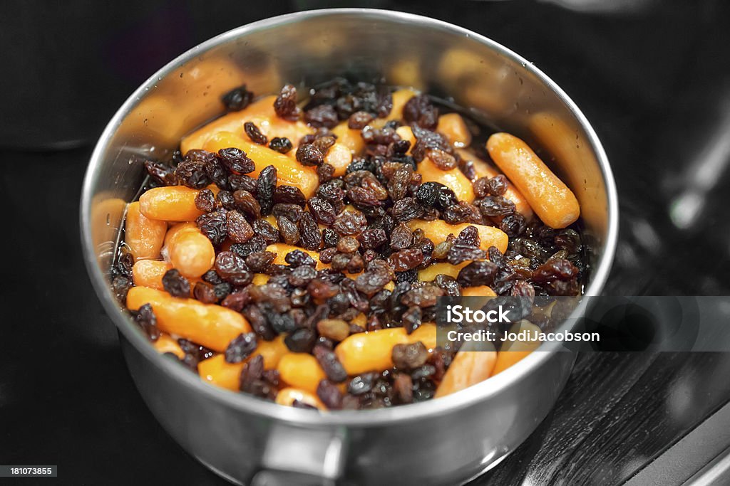 Cenoura e raisins cozinhar para tzimmes - Royalty-free Jantar - Refeições Foto de stock