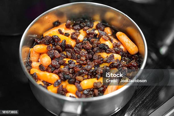 Cenoura E Raisins Cozinhar Para Tzimmes - Fotografias de stock e mais imagens de Jantar - Refeições - Jantar - Refeições, Judaísmo, Acompanhamento