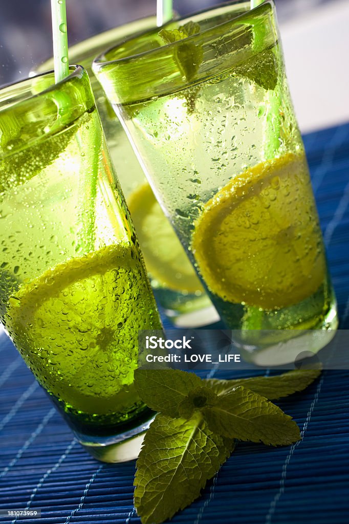 Limone Gin fizz - Foto stock royalty-free di Composizione verticale