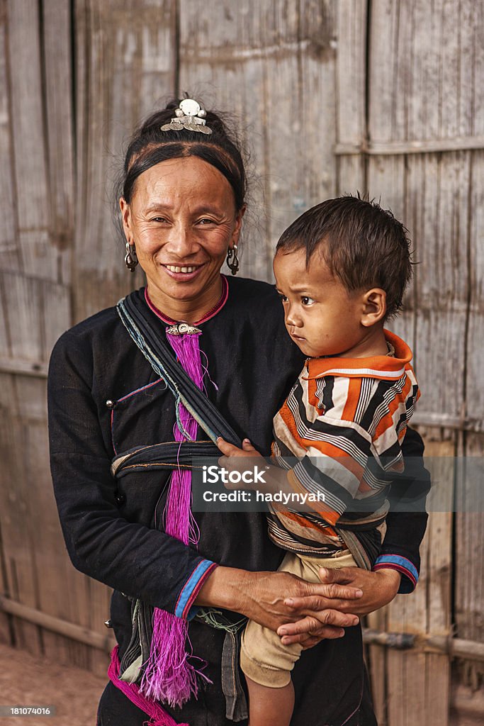 Kobieta z jej baby Plemię nosić hill - Zbiór zdjęć royalty-free (Akha)