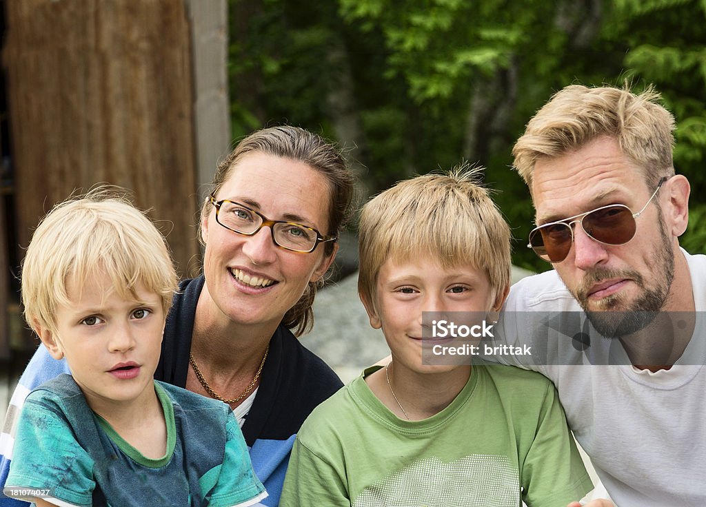 Heureux jeune famille en suédois de l'été. - Photo de Famille libre de droits