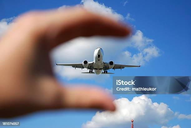 Tomar El Avión Foto de stock y más banco de imágenes de Acercarse - Acercarse, Aire libre, Ala de avión