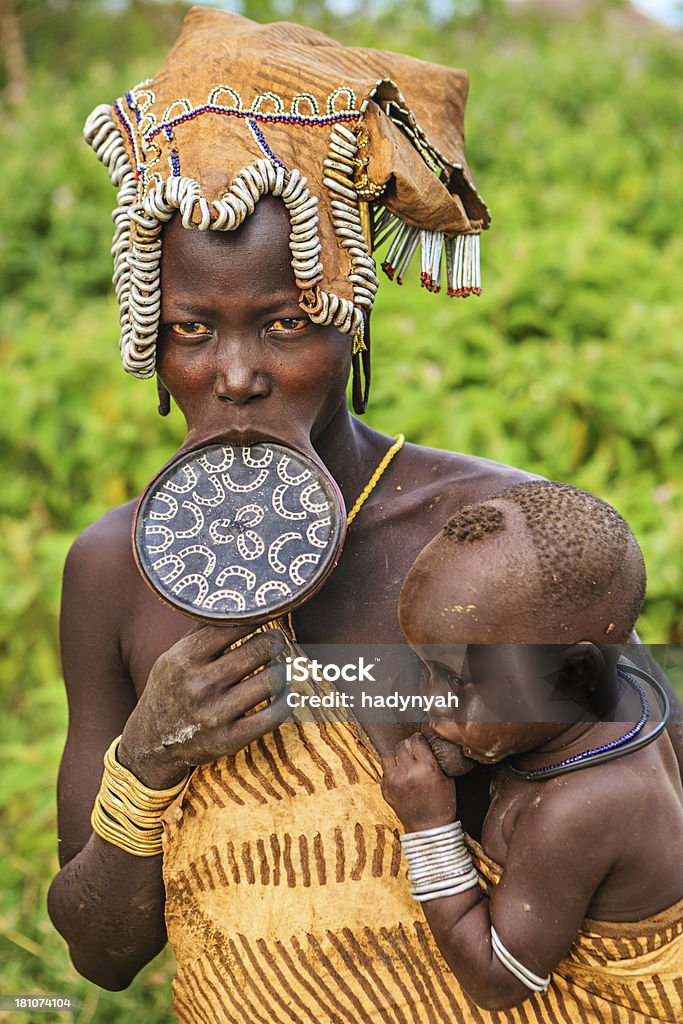 Retrato de mulher de Tribo Mursi, Etiópia, África - Foto de stock de Adulto royalty-free